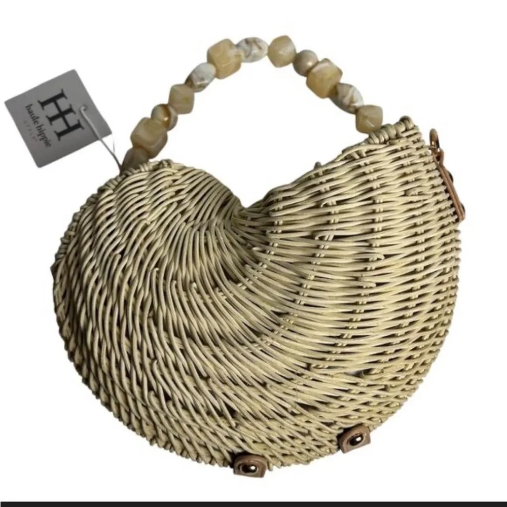 Elegant Natural Woven Shell Shaped Handbag with Shell Handle - Picture 2 of 9
